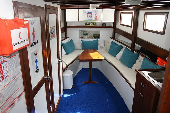 Blue Team dalış teknesi, Kaş: İç salon